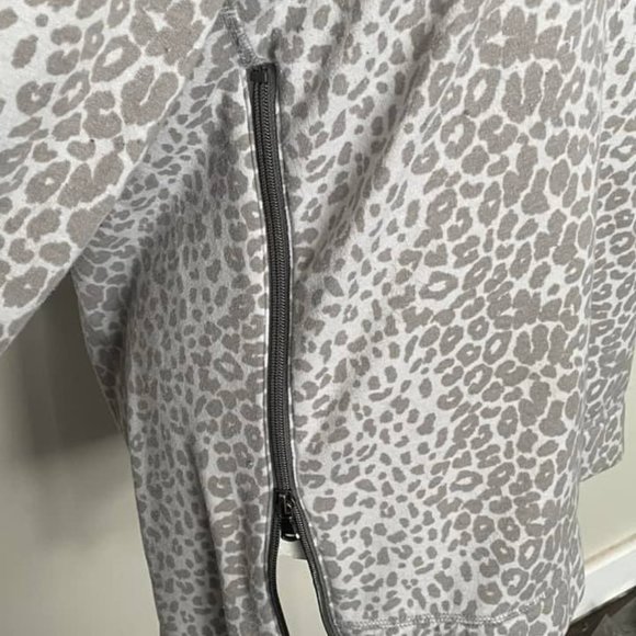 Grey Leopard Long Tunic Sweater - Stella & Dot - Size M - Picture 2 of 2